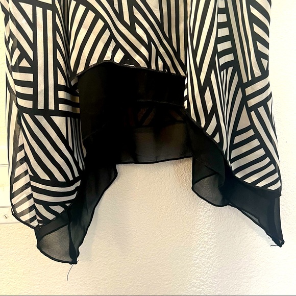 Woman’s Xhilaration Striped Geometric Flowy Racerback Tank, Size Large - Picture 5 of 7